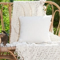 Witte kussensloop van getextureerde chenille op een vintage rotan stoel in buitenomgeving - 45x45 / Met Vulling / Wit
