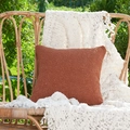 Roestrode vierkante chenille kussenhoes met korrelige textuur stof op een rieten stoel - 45x45 / Met Vulling / Oranje
