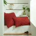Fodere per cuscini rosse in cotone trapuntato con nappe 3D su scale bianche in interno - Borgogna