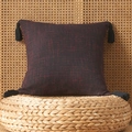 Housse de coussin en coton et lin avec texture rouge et noire et pompons noirs aux coins - 45x45 (Avec Noyau en Coton de 500g) / Noir Rouge avec Glands