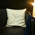 Moderner quadratischer Kissenbezug in hellem Beige aus weichem Kunstleder für Sofa - 45x45 (Mit Kern) / Weiß