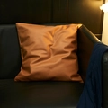 Moderner minimalistischer Kissenbezug in Karamellbraun auf einem Sofa - 45x45 (Mit Kern) / Orange
