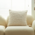 Luxuriöser quadratischer Kissenbezug aus Kunstpelz in Creme auf einem modernen Sofa - 45x45 (Mit 400g Kern) / Weiß Gebürstet Plüsch