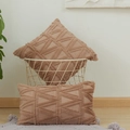 Terrakotta Plüsch Kissenbezug mit geometrischem Dreiecksmuster in gemütlichem Wohnraum - 45x45 mit 400g Kern / Hellbraun
