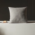 Federa per cuscino grigio minimalista in tessuto morbido su piedistallo bianco - Con Imbottitura / Grigio chiaro