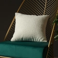 Federa per cuscino bouclé bianco crema su una lussuosa sedia in metallo con velluto verde - 45x45cm (Con Anima In Cotone Non Tessuto Da 400g) / Rilievo 3D Bianco
