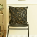 Moderne jacquard kussenhoes met goud en grijs geometrisch patroon op zwarte metalen stoel - 45x45cm Met Niet-geweven Kern / Agaat zwart