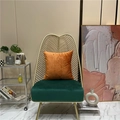 Nederlands fluwelen oranje kussensloop met reliëf op een groene Scandinavische stoel - 45x45cm (Met Kern) / Oranje