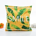 Motivo di foglie tropicali su federa in finta seta giallo zenzero con design scritta Smile - Stile SMILE Giallo Zenzero (Stile 2) / 45*45cm (Con Anima in Tessuto Non Tessuto)