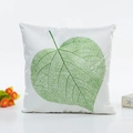 Funda de cojín de satén blanco con un gran patrón de hoja verde y acabado suave sedoso - 45*45cm (Con relleno no tejido de 400g) / Hoja