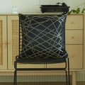Funda de cojín negra moderna con rayas geométricas plateadas en una silla metálica - 45x45 con Núcleo 400g / Negro ágata