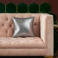 Fodera per cuscino con paillettes argento su divano in velluto rosa per decoro moderno - Cuscino Quadrato Con Anima / Argento