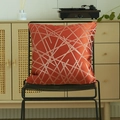 Funda de cojín cuadrada rojo ladrillo con rayas doradas en una silla moderna - 45x45 con Núcleo 400g / Naranja de Lujo