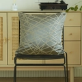 Funda de cojín gris de jacquard con bordado geométrico en oro champán de lujo - 45x45 con Núcleo 400g / Gris Sereno