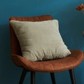 Funda de cojín de pana beige con rayas 3D texturizadas en una silla de cuero marrón - 45x45cm (Con Núcleo de 500g) / Gris claro
