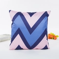 Federa in finta seta con motivo chevron rosa e blu scuro mostrata con fiori d'arancio - Grande Motivo a Onde (Stile 2) / Con Nucleo in Tessuto Non Tessuto da 400g