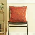 Oranje kussenhoes met gouden geometrische strepen op een zwarte metalen stoel - 45x45cm Met Niet-geweven Kern / Luxe Oranje