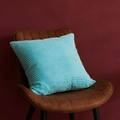 Funda de cojín de pana azul brillante con textura de rayas en silla de cuero - 45x45cm (Con Núcleo de 500g) / Azul Cielo