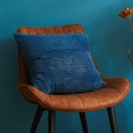 Funda de cojín de pana azul con textura de rayas 3D en sillón de cuero marrón - 45x45cm (Con Núcleo de 500g) / Azul Denim