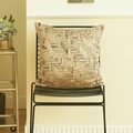 Champagnegoud geometrisch jacquard kussenhoes op een strakke zwarte stoel - 45x45cm Met Niet-geweven Kern / Havermout Kameel