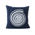 Moderne dunkelblaue Kissenhülle aus Segeltuch mit weißer Spiralstickerei für Sofas - Meerschnecken-Muster