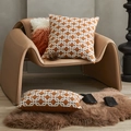 Set di cuscini arancioni con motivo geometrico su sedia in pelle moderna elegante - 45x45 con Anima 400g / Catena a Blocchi Quadrati