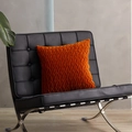 Cuscino quadrato in velluto arancione acceso con trama plissettata su sedia in pelle nera - 45x45cm (Con Anima da 400g) / Arancio Agrume