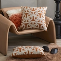 Federa per cuscino arancione con ricamo geometrico e motivo a catena su sedia di pelle - 45x45 con Anima 400g / Labirinto