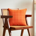 Quadratischer Kissenbezug in Orange aus strukturiertem Leinen auf einem Vintage-Stuhl - Standard Quadratisch (Mit Vlies-Füllung) / Orange