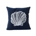 Dunkelblaues Kissen aus Canvas mit weißer Muschelstickerei im minimalistischen Meeresstil - Muschelmuster
