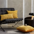 Cuscino in ciniglia giallo senape con motivo a onde nere su sedia in pelle nera - 45x45 (Con Nucleo Elastico 500g) / Giallo