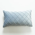 Cojín lumbar de terciopelo azul claro con diseño acolchado de rombos y forma rectangular - Azul claro