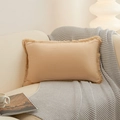 Rechteckiger beiger Kissenbezug aus Baumwolle mit Fransen auf einem Sofa - 30*50 / Mit 380g Hochelastischem Kern / Aprikosencreme