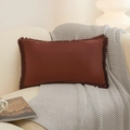Ziegelroter Lendenkissenbezug mit Fransen auf beigem Sofa mit gemütlicher Decke - 30*50 / Mit 380g Hochelastischem Kern / Trüffelbraun