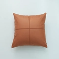 Quadratischer Kissenbezug aus Kunstleder in Karamell mit Kreuzstich-Design in der Mitte - 45x45 Nur Bezug / Orange