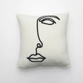 Fodera per cuscino in velluto teddy bianco crema con ricamo viso astratto minimalista - 45x45cm / Bright-eyed Beauty (Case Only)