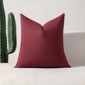 Moderne bordeauxrode geruite vierkante kussenhoes op witte bank met cactus decoratie - Rechthoekig / Effen Rood / Alleen kussensloop