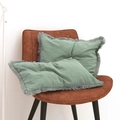 Juego de dos cojines lumbares verde salvia con flecos grises en silla de cuero - 45x45 cm / Solo Funda (Sin Núcleo) / Flecos Verde Limo