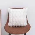 Federa per cuscino in finta pelliccia bianca con motivo 3D a spighe sulla sedia - 45x45 / Senza Anima / Bianco