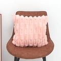 Federa per cuscino rosa in finta pelliccia di coniglio con strisce 3D e texture morbida - 45x45 / Senza Anima / Rosa cannella