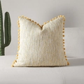 Federa per cuscino in tweed con pompon gialli su un accogliente divano bianco - 30*50 (Senza Anima) / Giallo Gelsomino