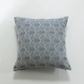 Blauer Kissenbezug mit geometrischem Jacquard-Muster und 3D-Struktur mit Reißverschluss - Feiner Streifen