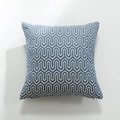Dunkelblauer Kissenbezug mit gelben geometrischen Wellenmustern in Jacquard - Mäander