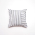 Federa per cuscino quadrata a righe bianche e blu con un moderno design patchwork - Blu navy