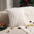 Witte kussensloop van imitatiebont met streeptextuur in kerstopstelling - Groot Vierkant Stijl / Wit