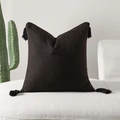 Moderne schwarze Kissenhülle mit Quasten und strukturierter Oberfläche für das Sofa - Schwarze Quaste