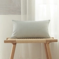 Housse de coussin rectangulaire à fines rayures bleues et blanches sur banc en bois - Rayé / 30*50cm