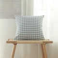 Housse de coussin carrée à carreaux vichy bleu et blanc sur un tabouret tressé - Petit Quadrillage / 45x45 cm