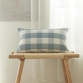 Housse de coussin rectangulaire à carreaux bleu et blanc sur un banc en bois - Grand Quadrillage / 30*50cm