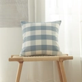 Federa per cuscino a quadretti blu e bianchi su una panca in legno in stile accogliente - Griglia Grande / 45x45 cm